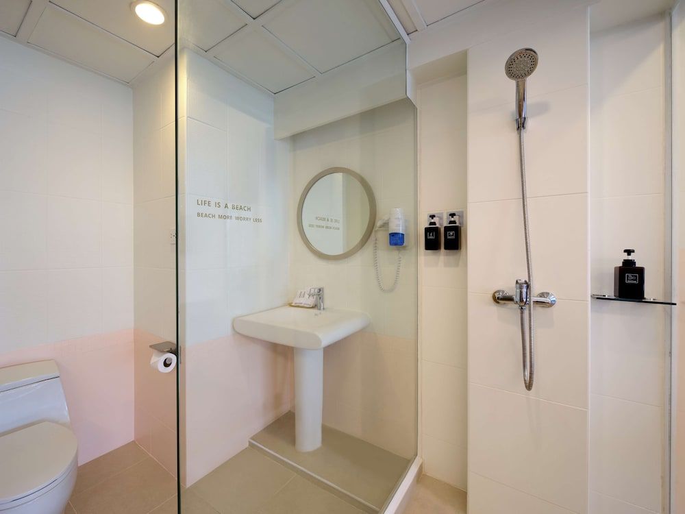 Homm Bliss Southbeach Patong Deluxe Room, Sea View 8