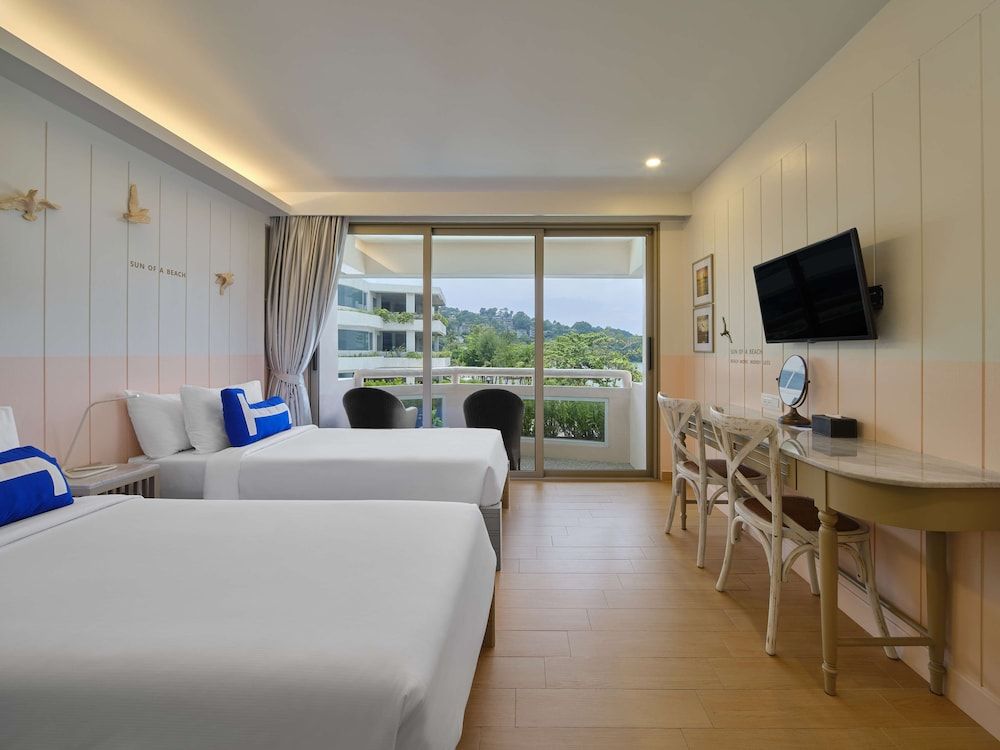 Homm Bliss Southbeach Patong Deluxe Room, Sea View 3