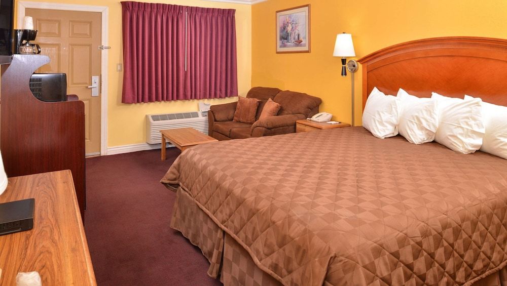 Magnuson Hotel Blythe Standard Room, 1 King Bed, Non Smoking 2