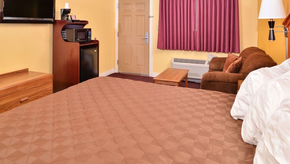 Magnuson Hotel Blythe Standard Room, 1 King Bed, Non Smoking 5