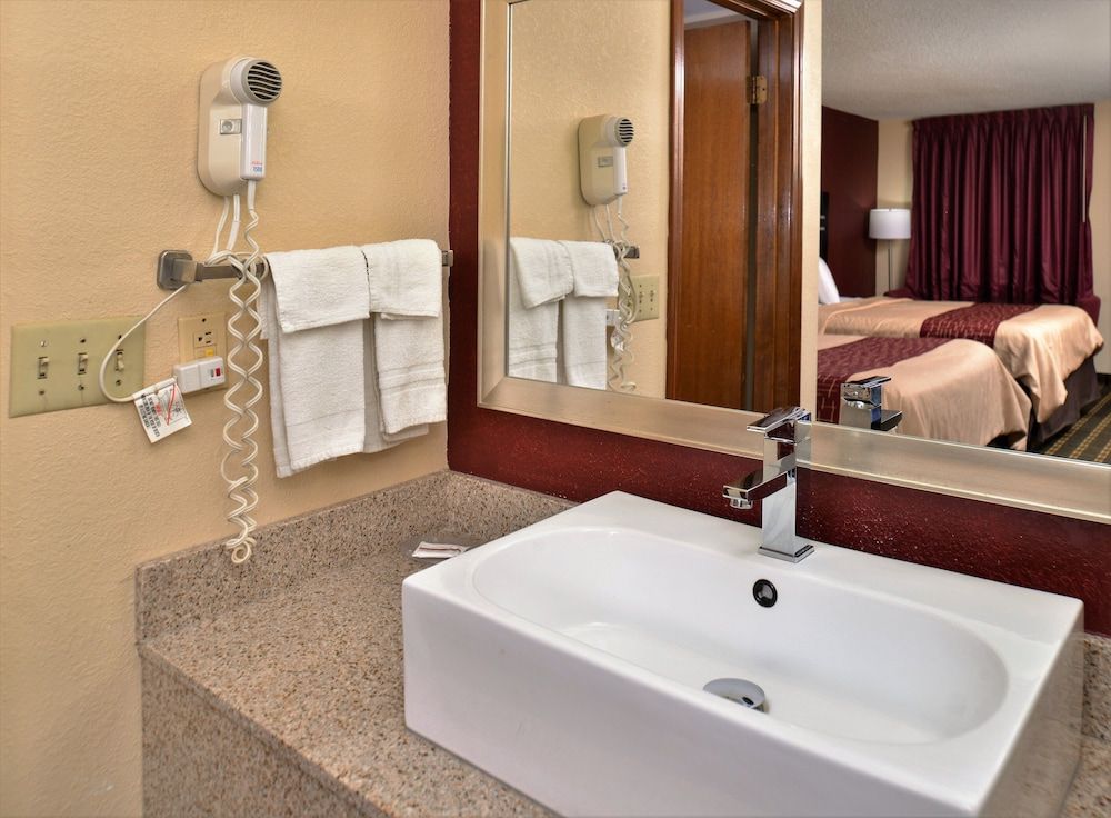 Red Roof Inn Cartersville–Emerson/LakePoint North Deluxe Room, 2 Queen Beds, Non Smoking 4