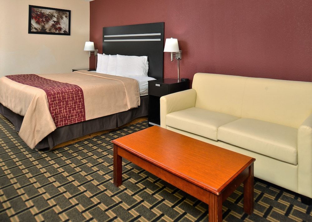 Red Roof Inn Cartersville–Emerson/LakePoint North Deluxe Room, 1 King Bed, Accessible, Non Smoking 2