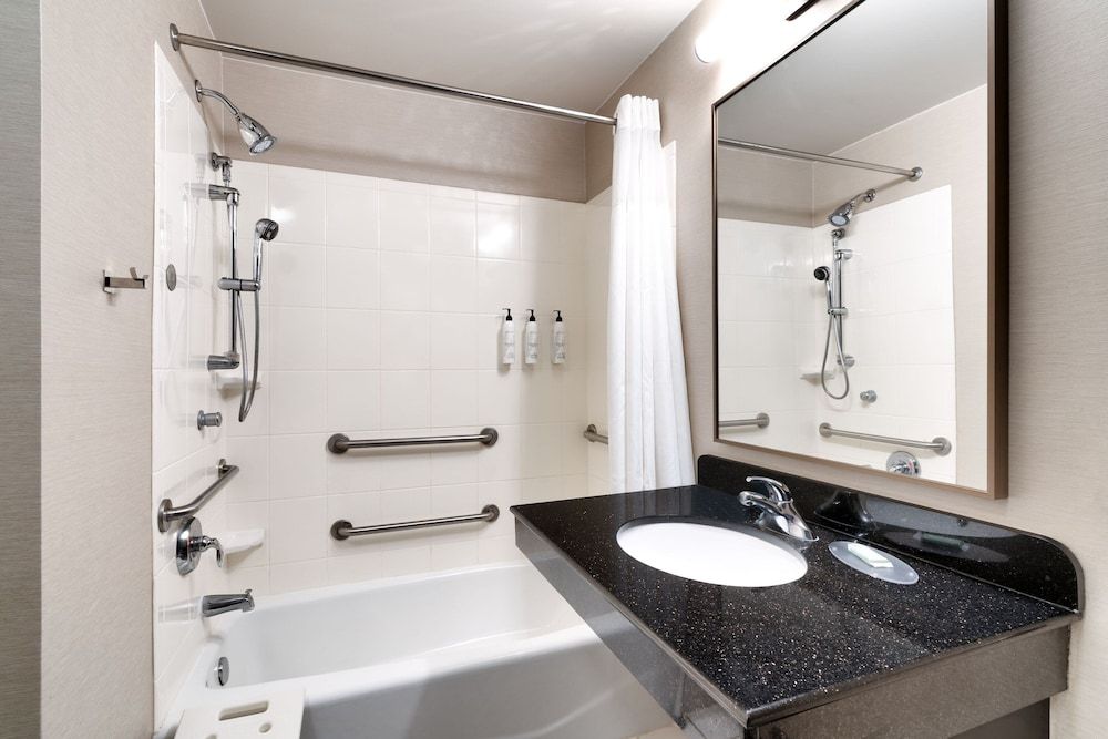 Room, 1 King Bed (Mobility Accessible, Tub)