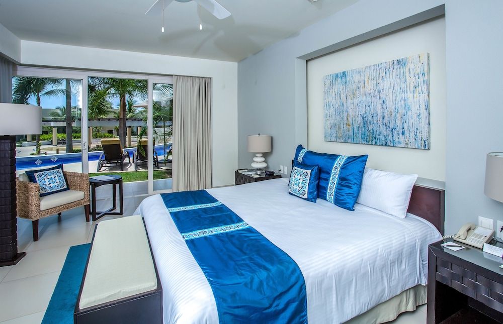 Marival Distinct All-Suites & World Spa – Handwritten Collection One-Bedroom Swim-Up Suite 1 King Bed 3