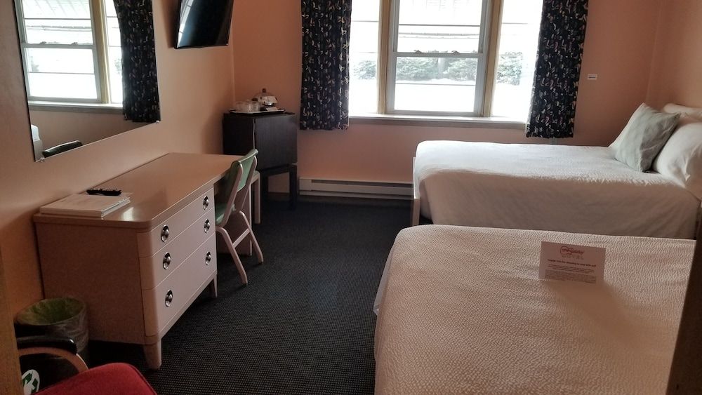 Holiday Music Motel Room, 1 Queen Bed and 1 Full Bed (Ground Floor)