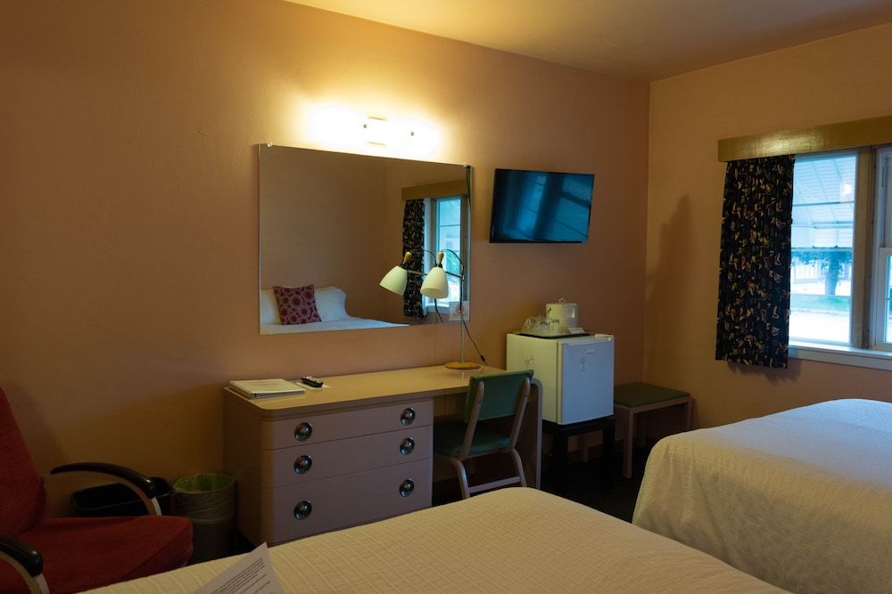 Holiday Music Motel Room, 1 Queen Bed and 1 Full Bed (Ground Floor) 5