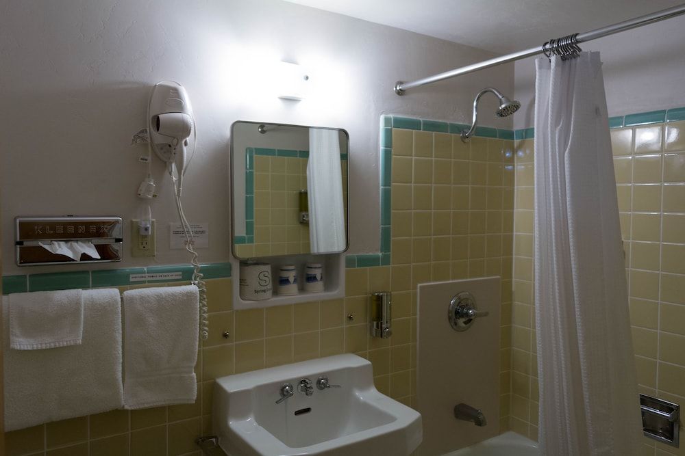 Holiday Music Motel Room, 1 Queen Bed and 1 Full Bed (Ground Floor) 4