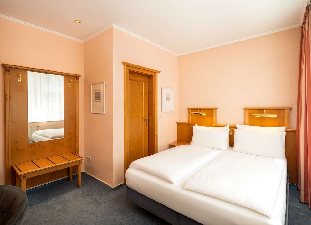 Arthotel ANA Fleur Small Double Room 3