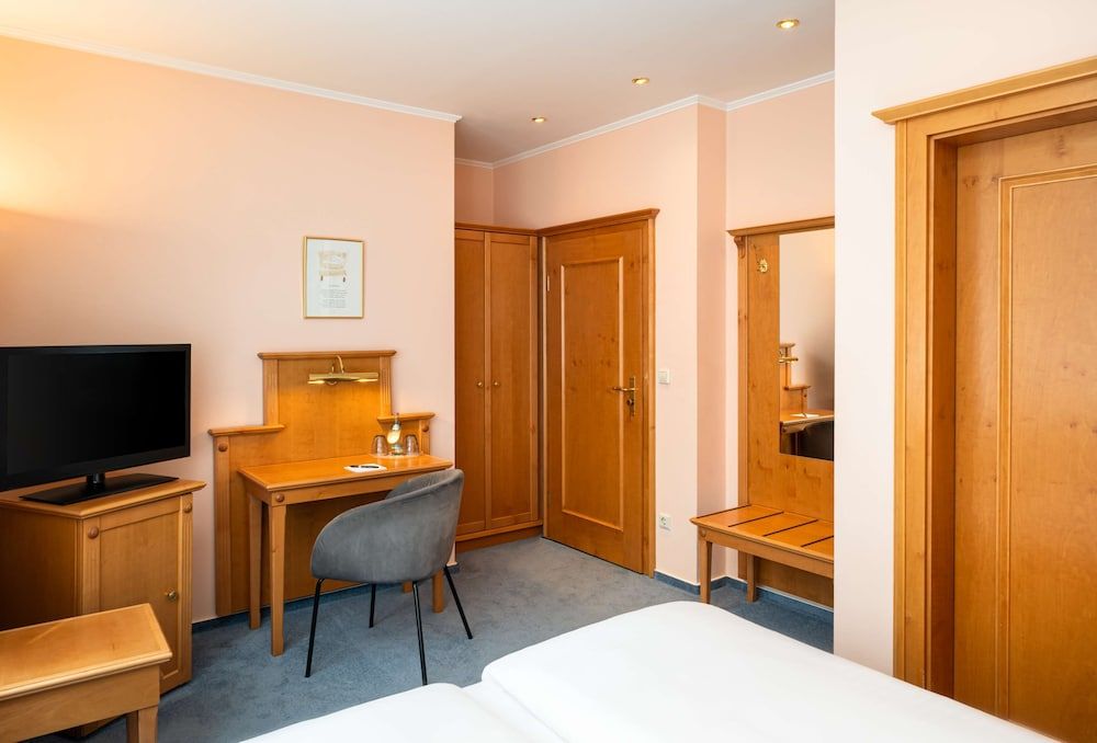 Arthotel ANA Fleur Small Double Room 6