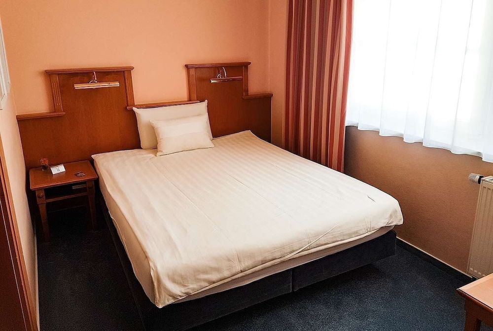 Arthotel ANA Fleur Small Double Room 4