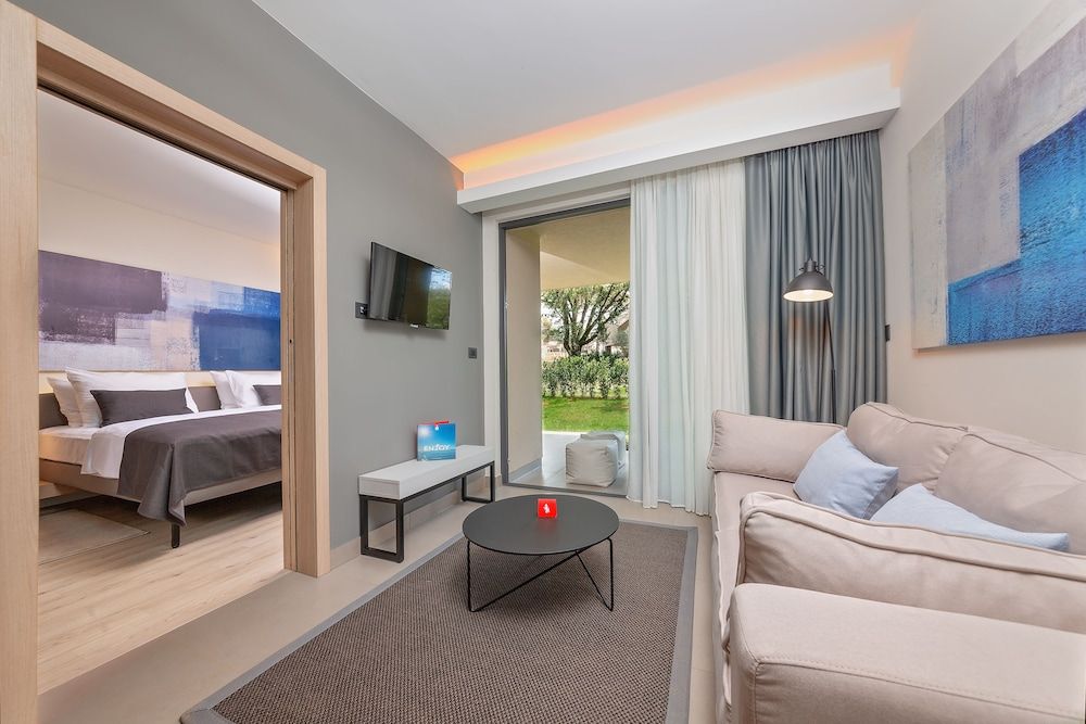 Premium Garden Suite with terrace park side