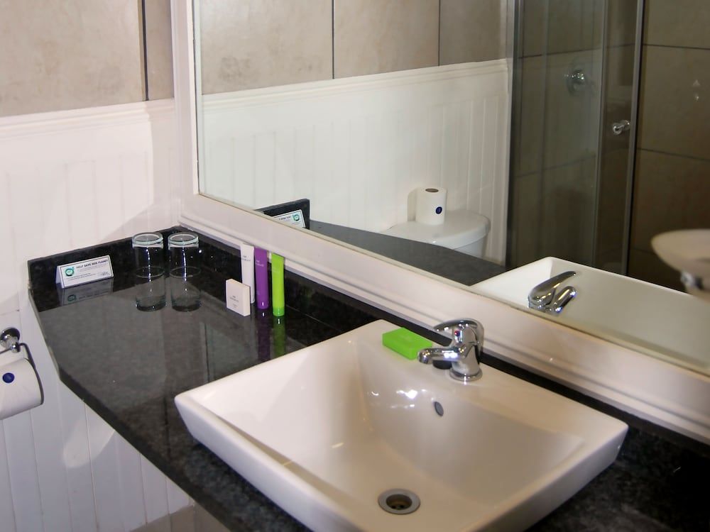 Safari Hotel & Convention Centre Standard Twin Room 3