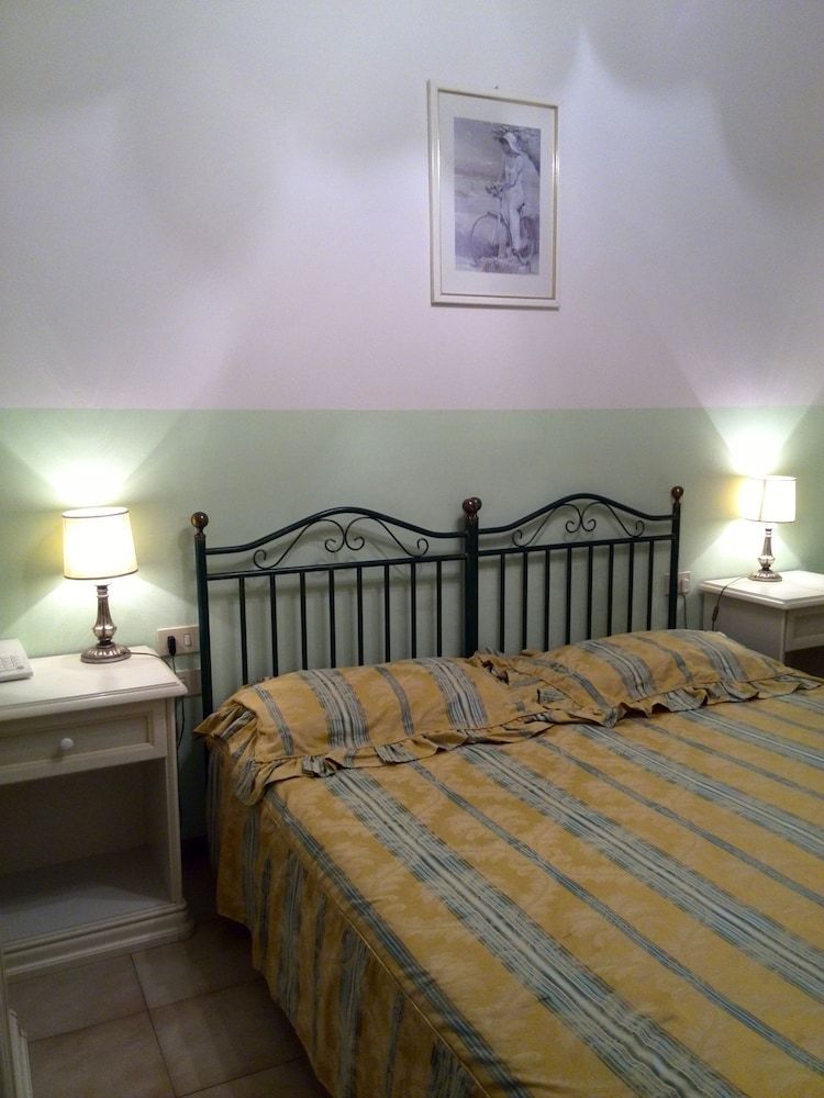 Hotel Desirée Economy Double Room 2