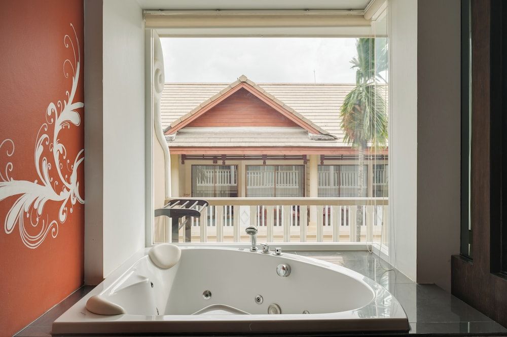 Baan Karonburi Resort Family Jacuzzi 6