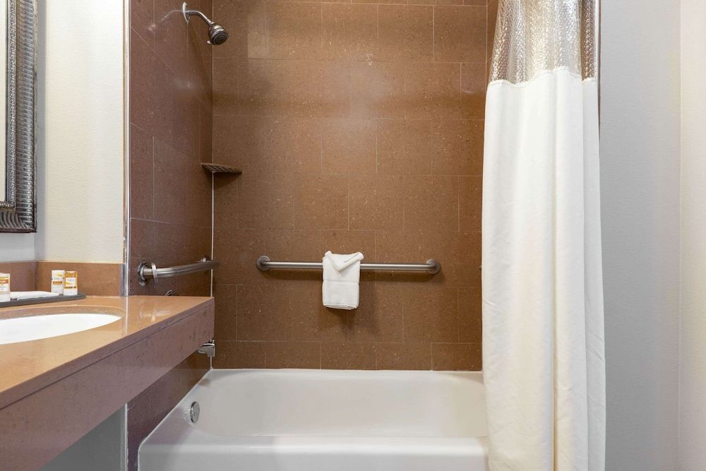 Room, 1 King Bed, Accessible, Non Smoking (Mobility/Hearing, Tub w/Grab Bars)