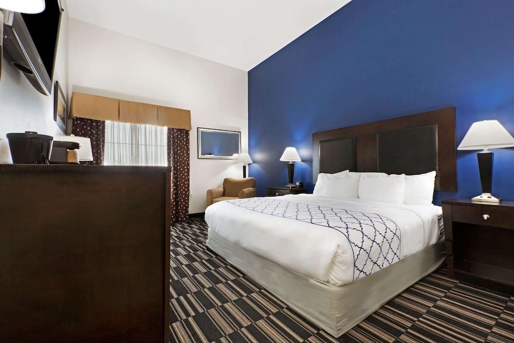 Room, 1 King Bed, Accessible, Non Smoking (Mobility/Hearing, Tub w/Grab Bars)