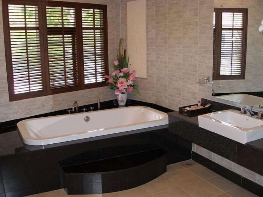 Jetted tub