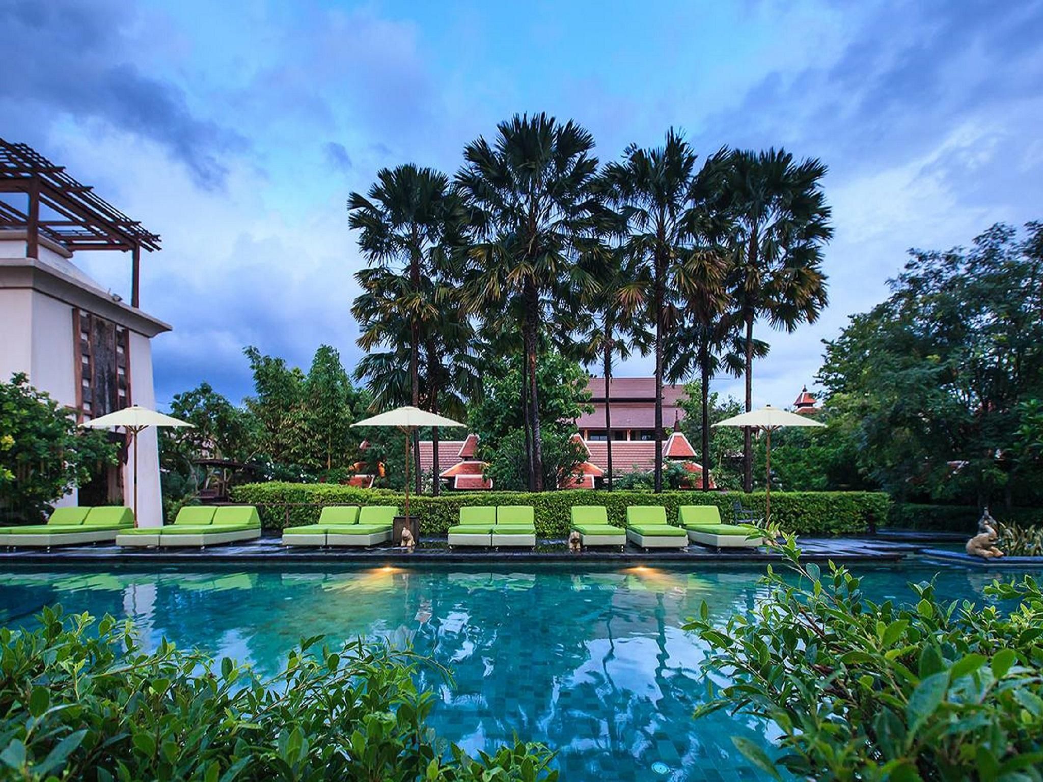 swimming pool [outdoor]