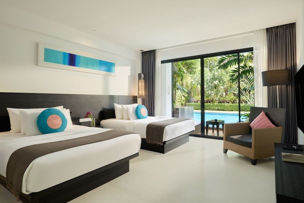 The Splash Deluxe Pool Access with Twin Beds