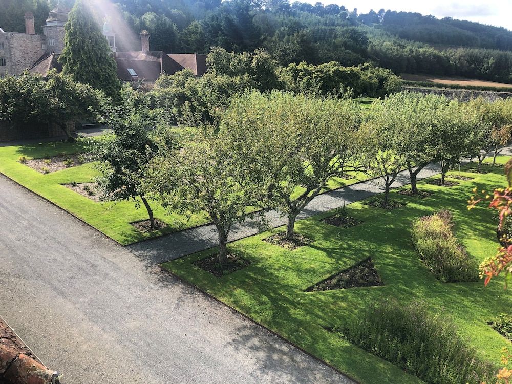 Llangoed Hall Basic Room, 1 Double Bed 4