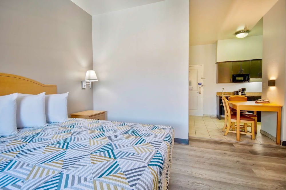 Studio 6 Bakersfield, CA Deluxe Room, 1 Queen Bed, Smoking, Kitchenette 4