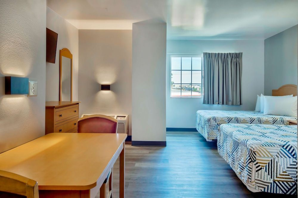 Studio 6 Bakersfield, CA Deluxe Room, 2 Double Beds, Smoking, Kitchenette 5