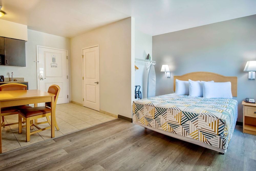 Studio 6 Bakersfield, CA Deluxe Room, 1 Queen Bed, Accessible, Non Smoking 3