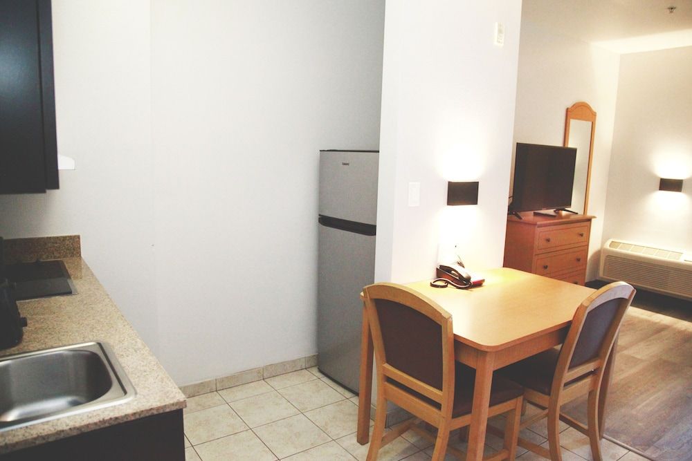 Studio 6 Bakersfield, CA Deluxe Room, 1 Queen Bed, Accessible, Non Smoking 10