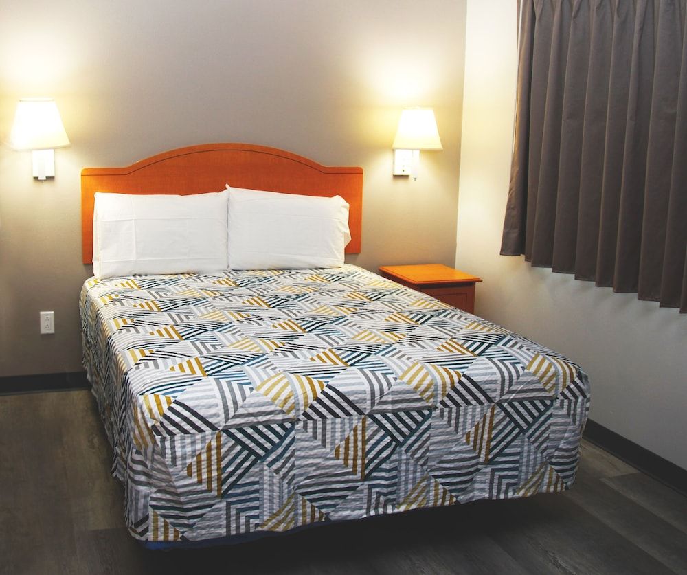 Studio 6 Bakersfield, CA Deluxe Room, 1 Queen Bed, Accessible, Non Smoking