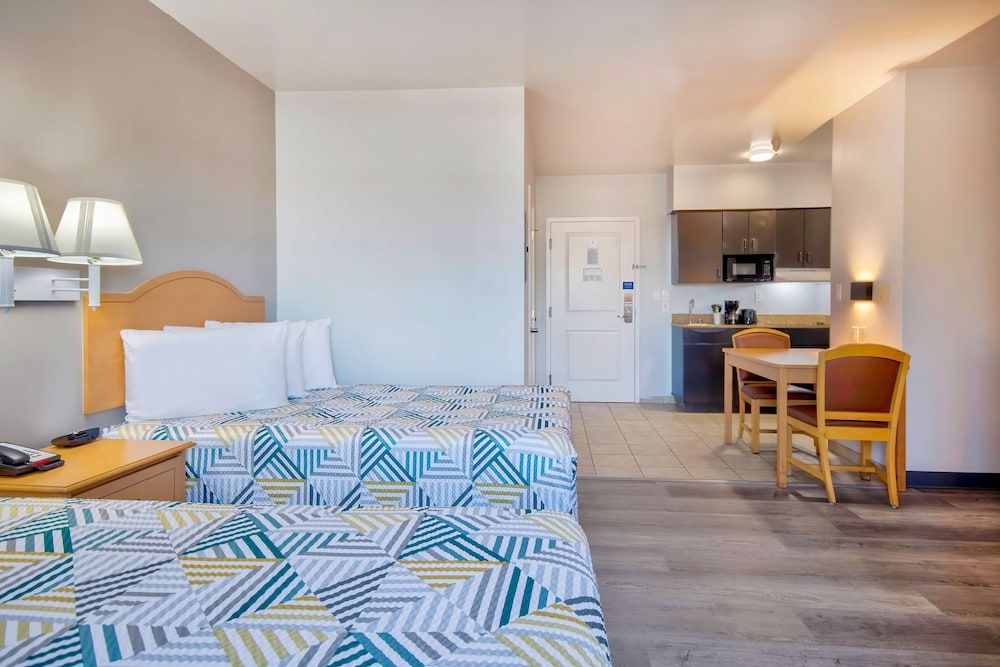 Studio 6 Bakersfield, CA Deluxe Room, 2 Double Beds, Smoking, Kitchenette 4