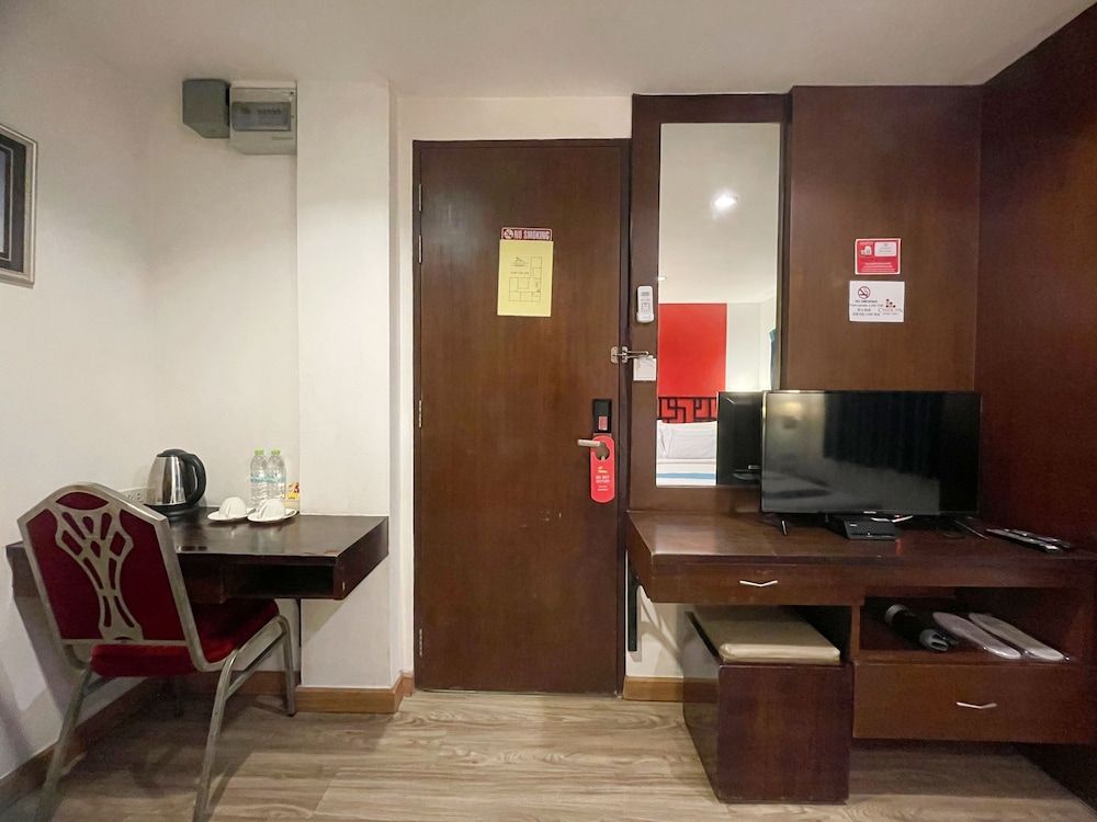 Arawana Express Chinatown Deluxe Room Queen Bed with Window 12