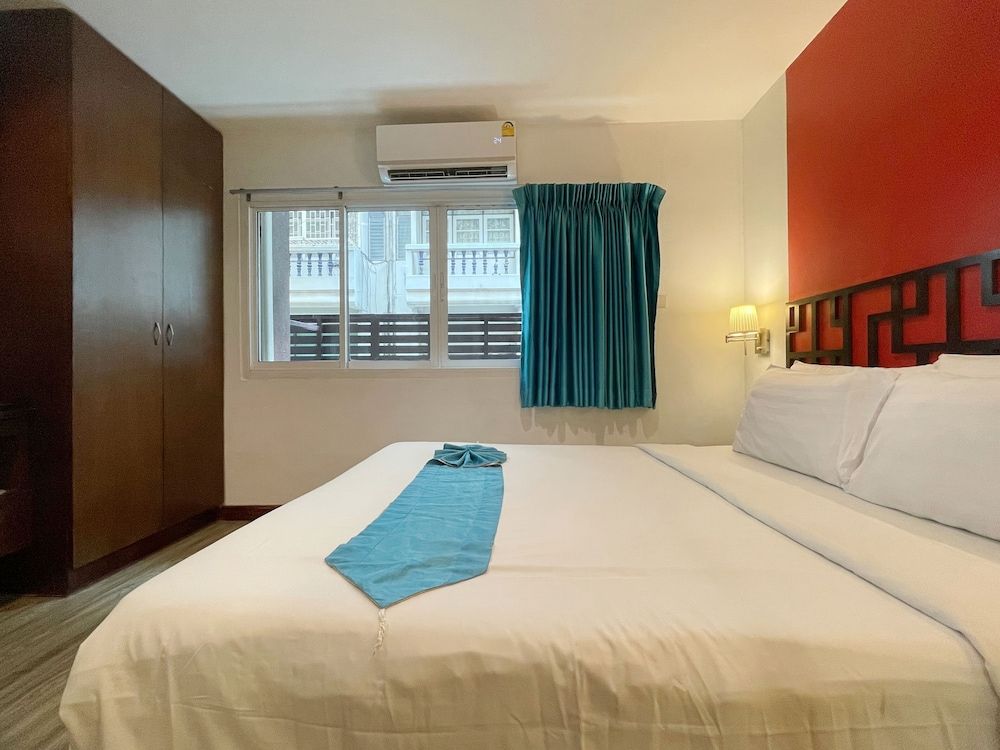 Arawana Express Chinatown Deluxe Room Queen Bed with Window 9