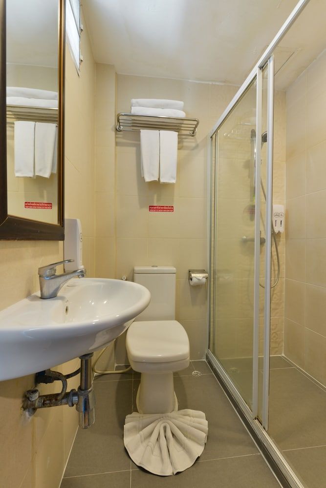 Arawana Express Chinatown Deluxe Room Queen Bed with Window 11