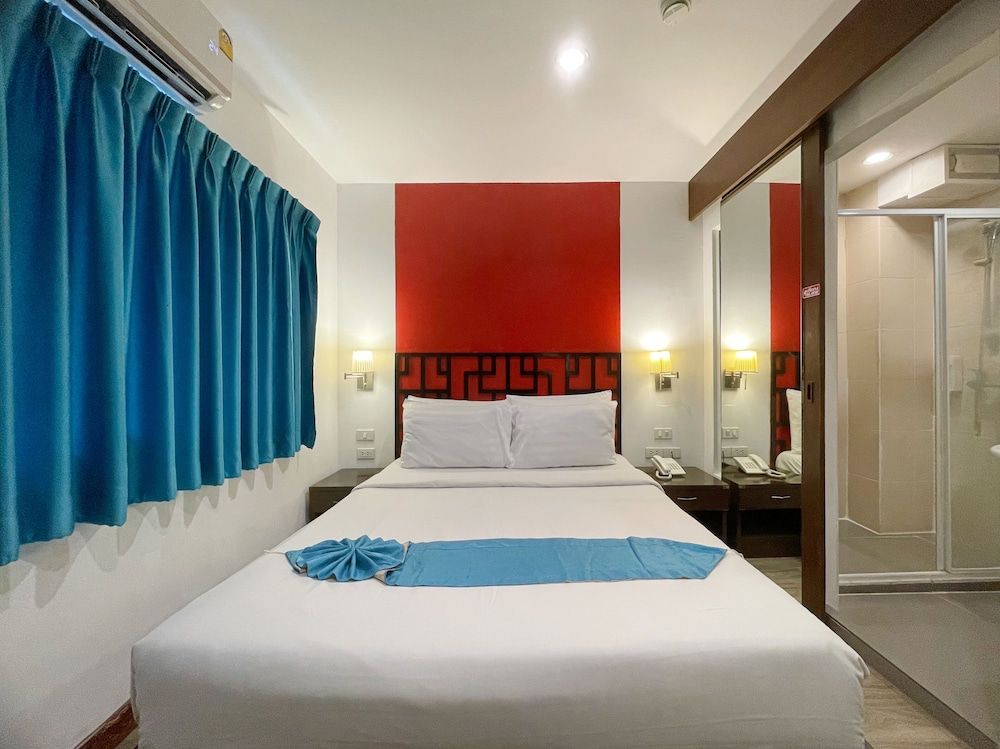 Arawana Express Chinatown Deluxe Room Queen Bed with Window 6