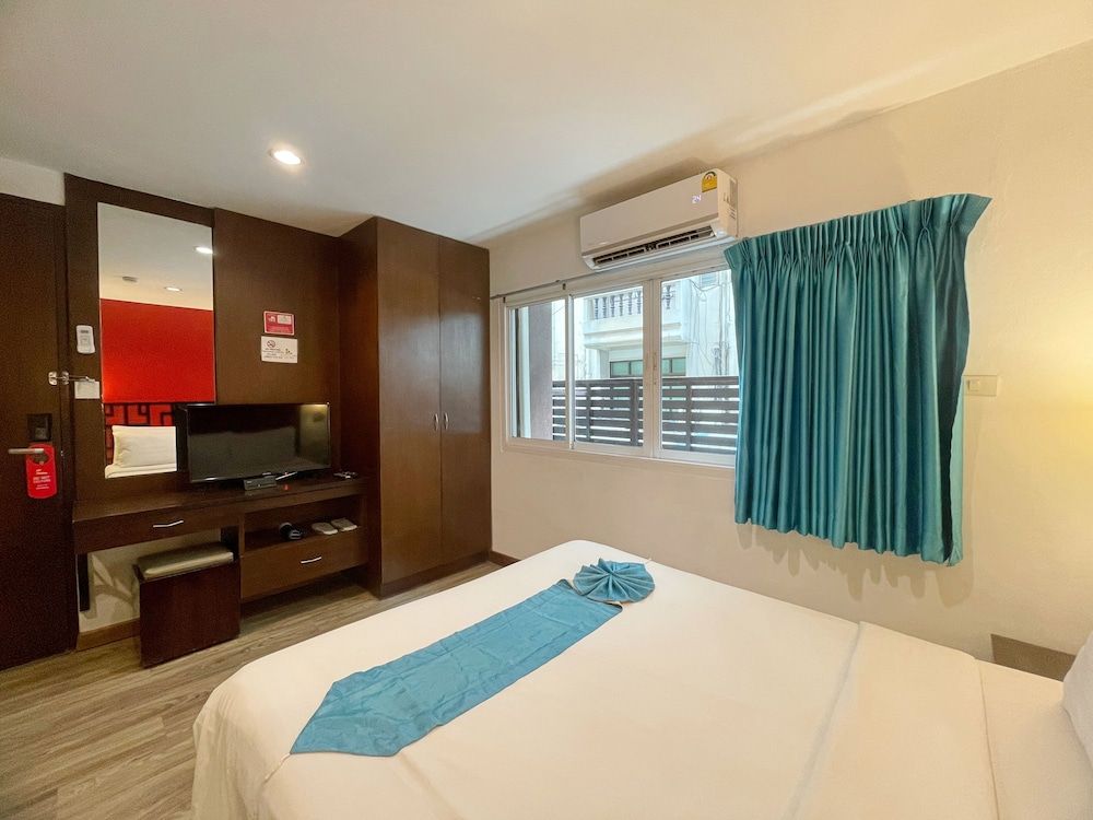 Arawana Express Chinatown Deluxe Room Queen Bed with Window 8