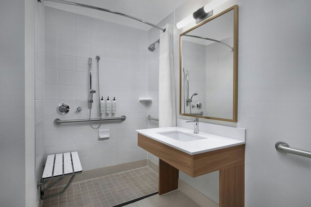 Fairfield Inn & Suites Fort Lauderdale Airport-Cruise Port Room, 1 King Bed, Non Smoking 7