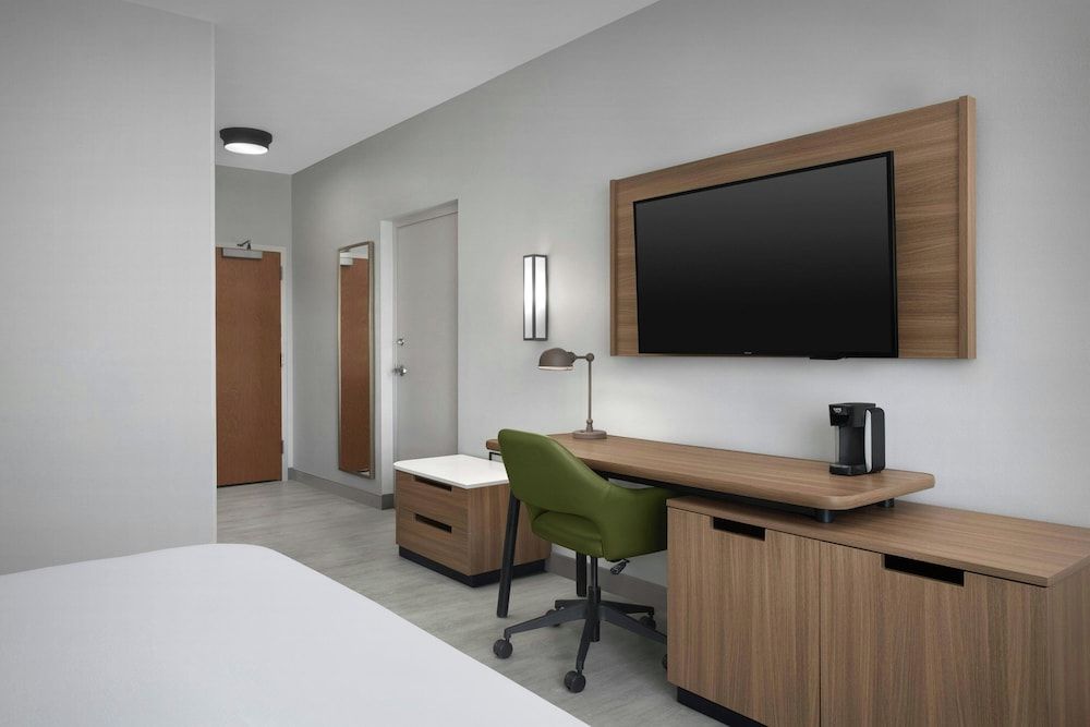 Fairfield Inn & Suites Fort Lauderdale Airport-Cruise Port Room, 1 King Bed, Non Smoking 9