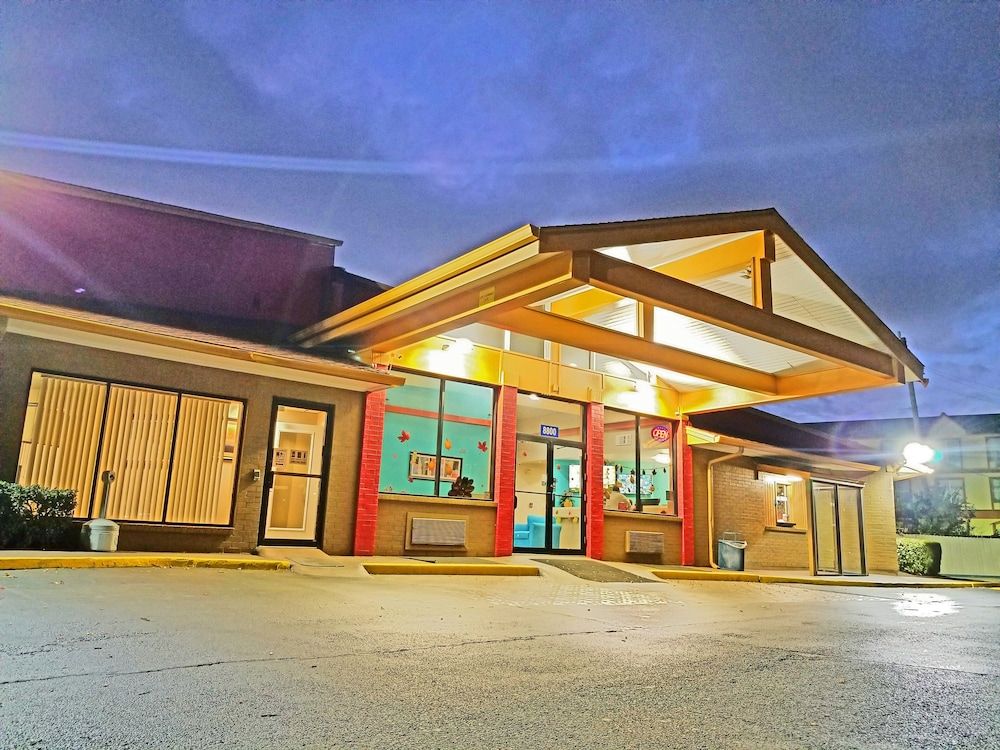 undefined Howard Johnson by Wyndham Houston Hobby Airport 7