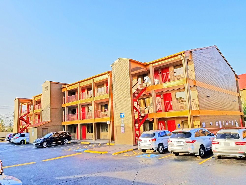 undefined Howard Johnson by Wyndham Houston Hobby Airport 10