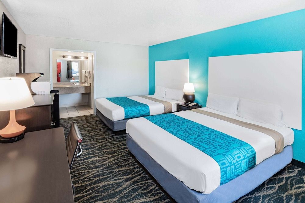 undefined Howard Johnson by Wyndham Houston Hobby Airport