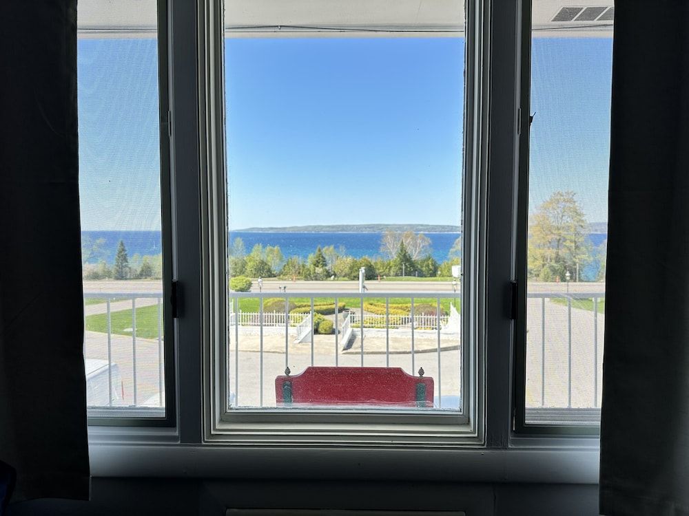 Bay Inn of Petoskey Lake View Double Queen Suite 25