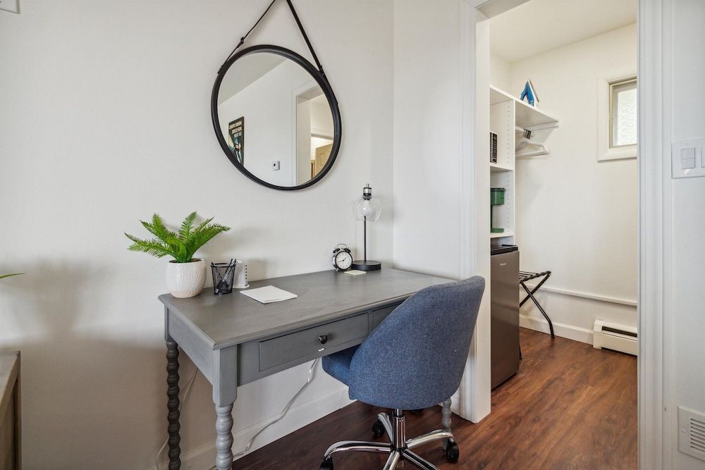 Bay Inn of Petoskey Lake View Double Queen Suite 26