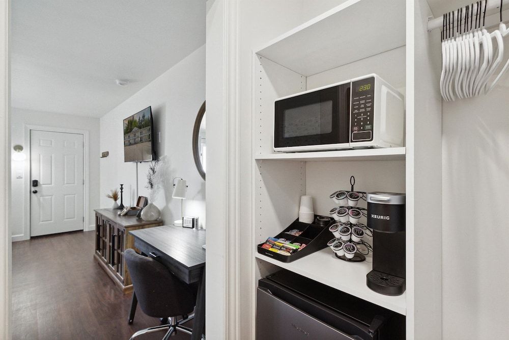 Bay Inn of Petoskey Lake View Double Queen Suite 36