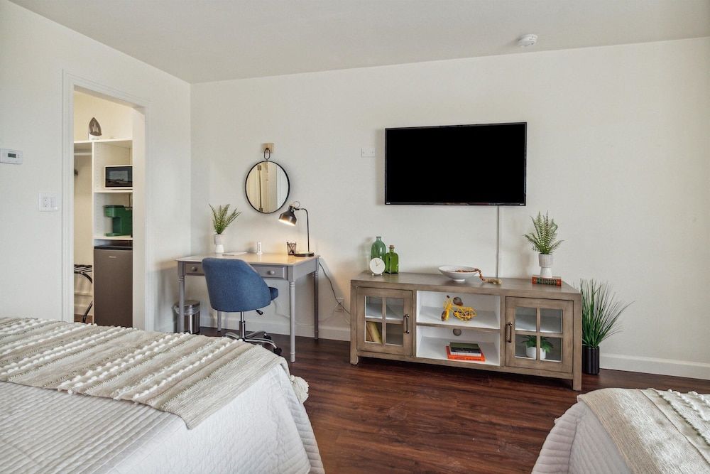 Bay Inn of Petoskey Lake View Double Queen Suite 39