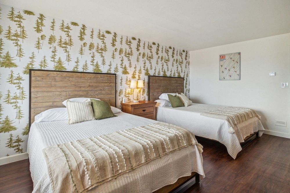 Bay Inn of Petoskey Lake View Double Queen Suite 8