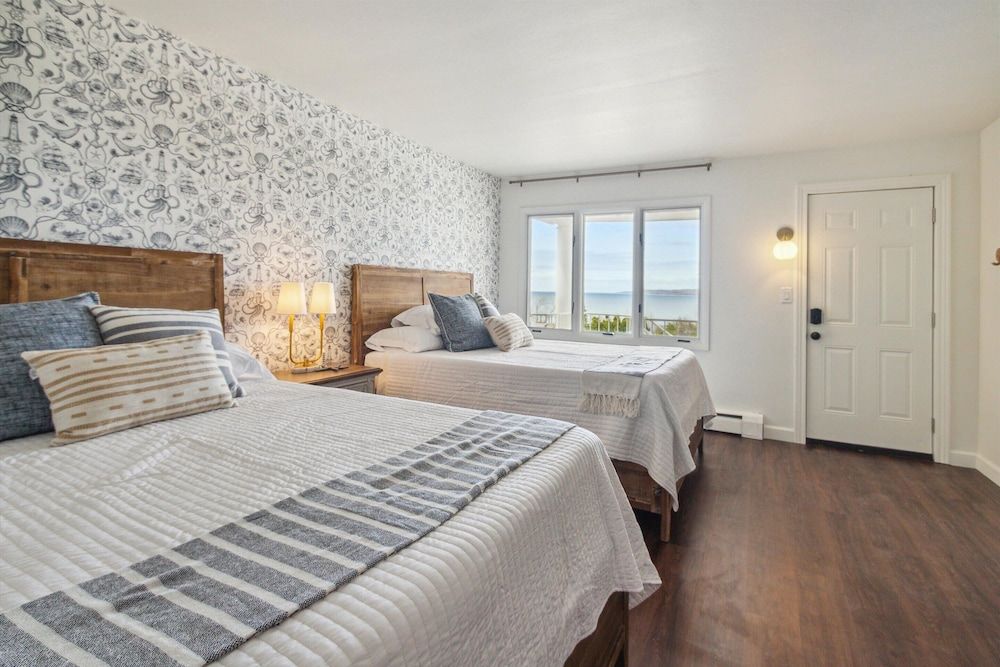 Bay Inn of Petoskey Lake View Double Queen Suite 23