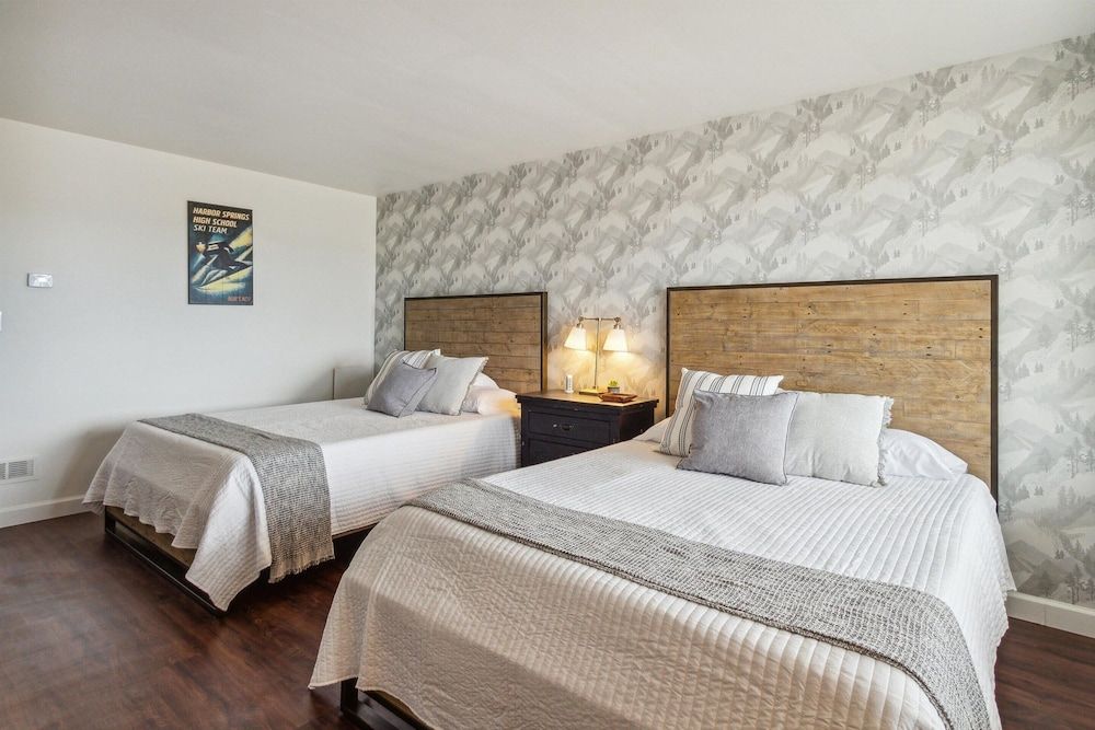 Bay Inn of Petoskey Lake View Double Queen Suite 7