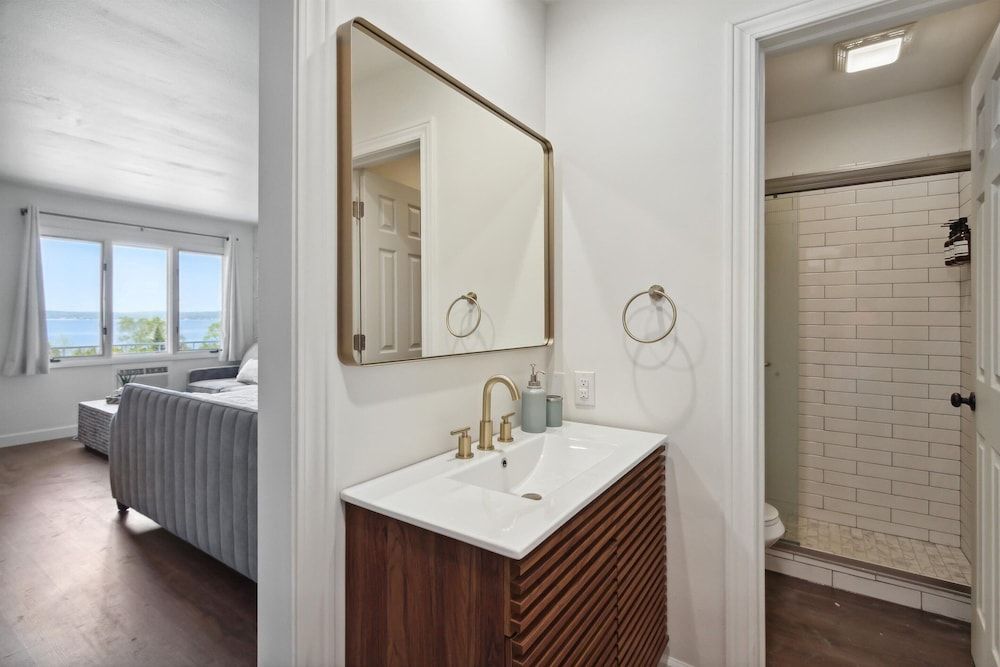 Bay Inn of Petoskey Lake View Double Queen Suite 30