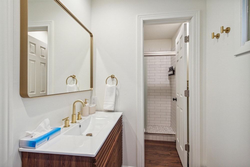 Bay Inn of Petoskey Lake View Double Queen Suite 28