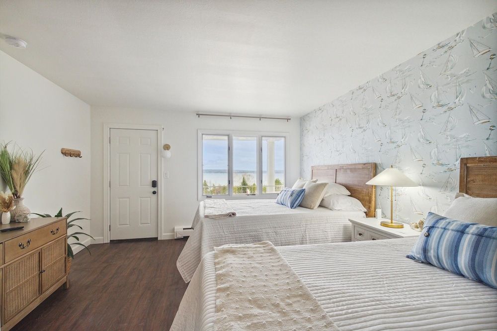 Bay Inn of Petoskey Lake View Double Queen Suite 16